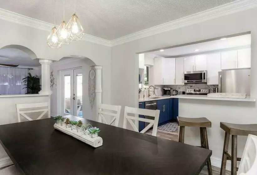 Beautiful Pompano Beach Retreat! Salt Water Pool!