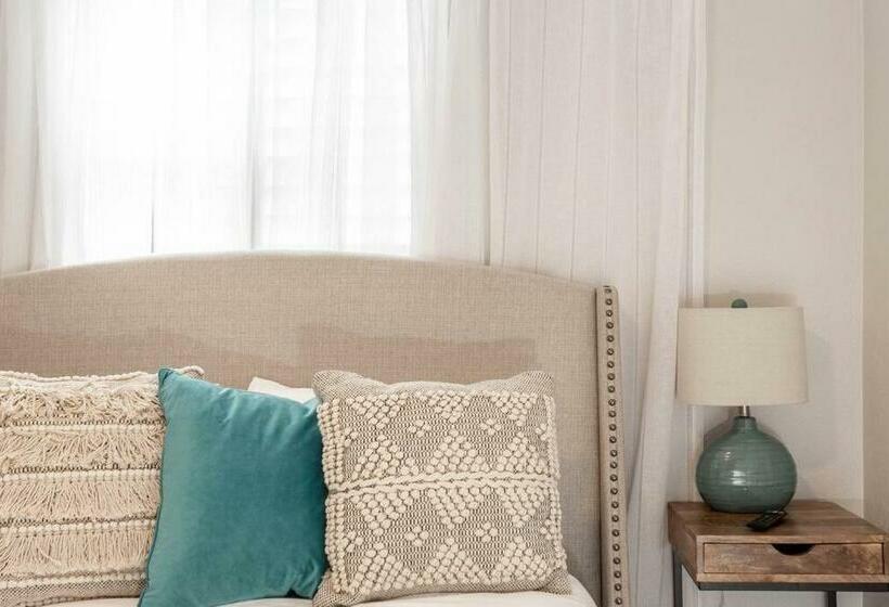 Beautiful Pompano Beach Retreat! Salt Water Pool!