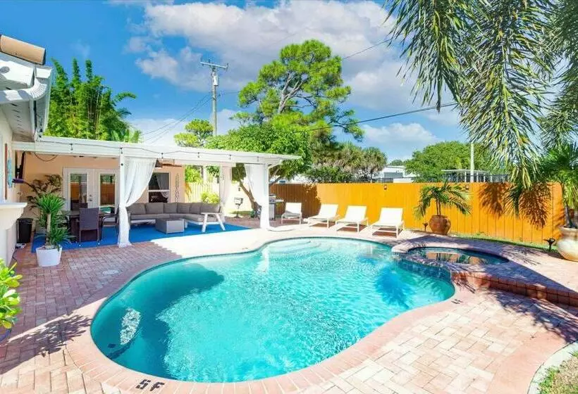 Beautiful Pompano Beach Retreat! Salt Water Pool!