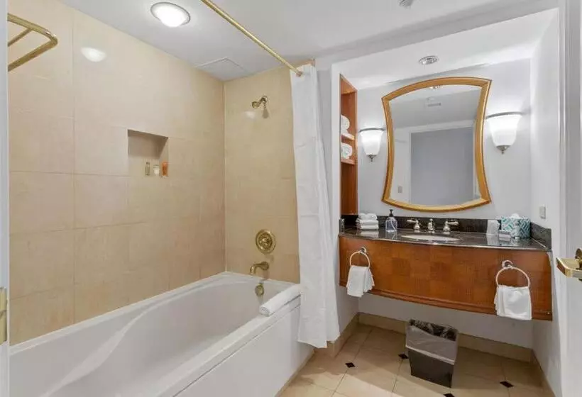 Two Adjacent Spacious Cozysuites On The Boardwalk