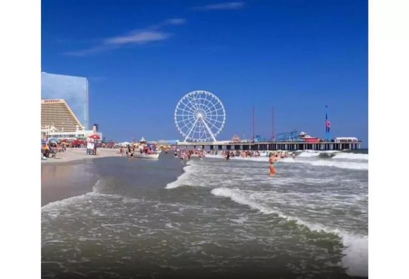 Two Adjacent Spacious Cozysuites On The Boardwalk