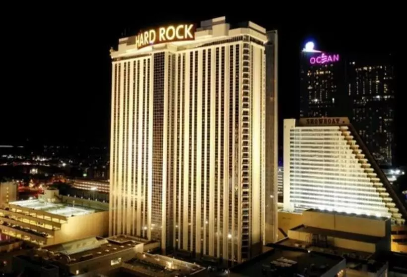 Two Adjacent Spacious Cozysuites On The Boardwalk