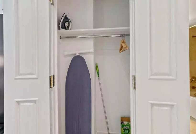 Two Adjacent Spacious Cozysuites On The Boardwalk