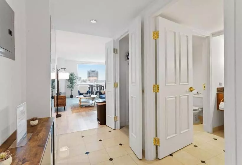 Two Adjacent Spacious Cozysuites On The Boardwalk