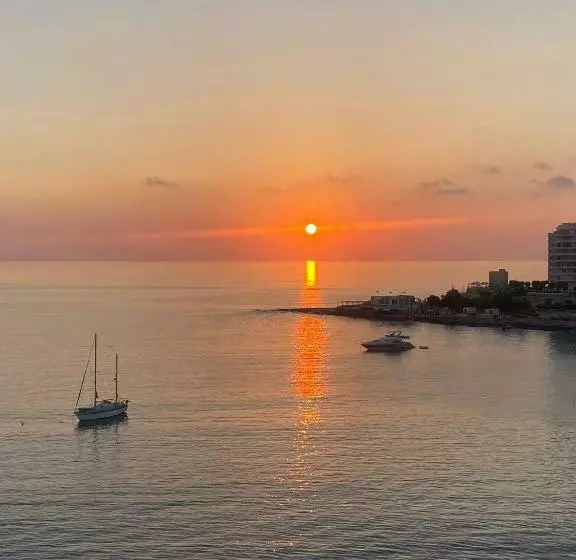 F1   Modern Two Bedrooms Flat Sea View, St Julians