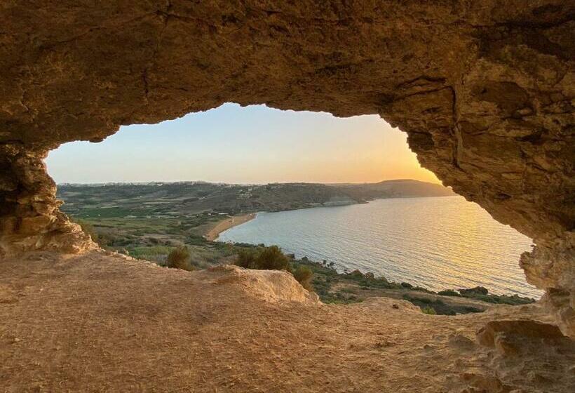 F1   Modern Two Bedrooms Flat Sea View, St Julians