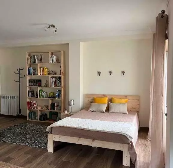 تختخواب و صبحانه Charming Cozy Retreat   Terrace & Private Balcony