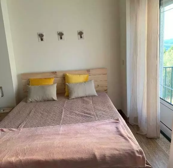 تختخواب و صبحانه Charming Cozy Retreat   Terrace & Private Balcony