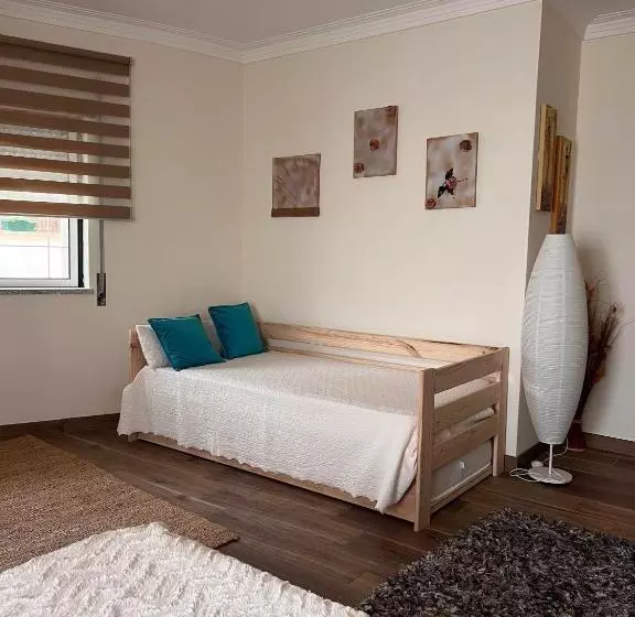 تختخواب و صبحانه Charming Cozy Retreat   Terrace & Private Balcony