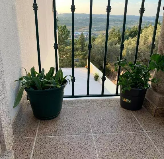تختخواب و صبحانه Charming Cozy Retreat   Terrace & Private Balcony