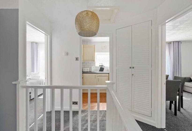 Lovely 2 Bed Home In Bletchley Milton Keynes