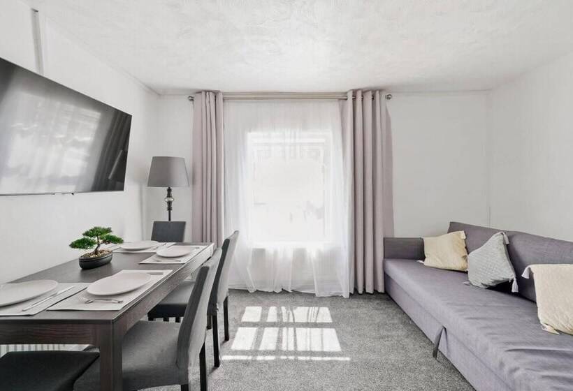 Lovely 2 Bed Home In Bletchley Milton Keynes