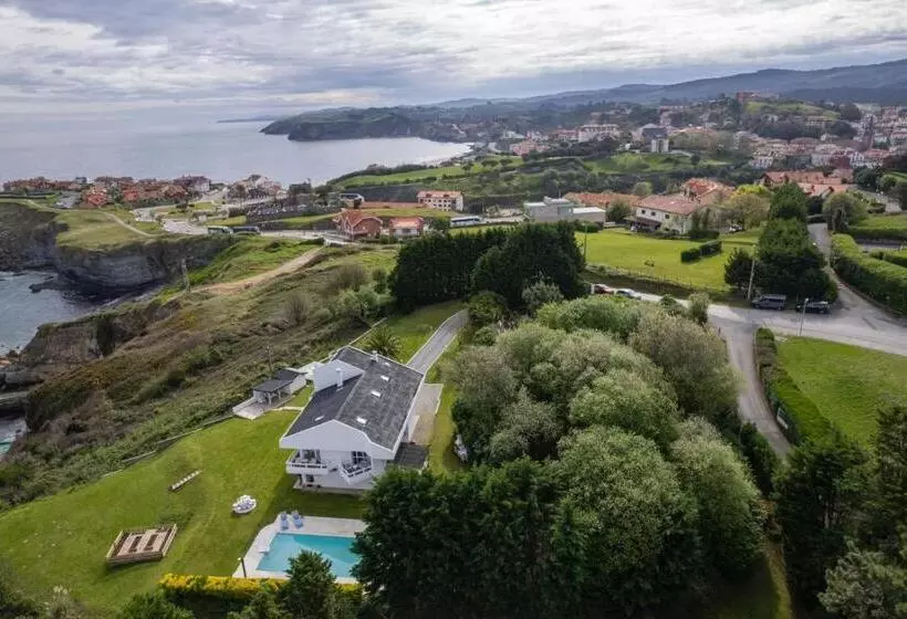 Impresionante Villa Sobre El Mar En El Mismo Comillas
