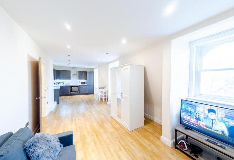 Large Apartment  2 Bathrooms   16 Charlotte House