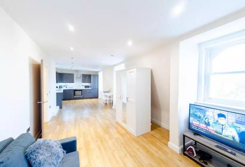 Large Apartment  2 Bathrooms   16 Charlotte House