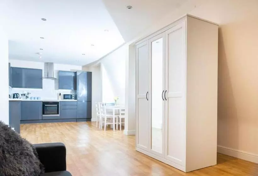 Large Apartment  2 Bathrooms   16 Charlotte House