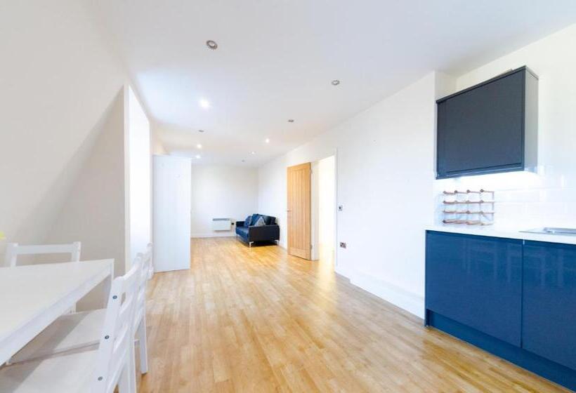 Large Apartment  2 Bathrooms   16 Charlotte House