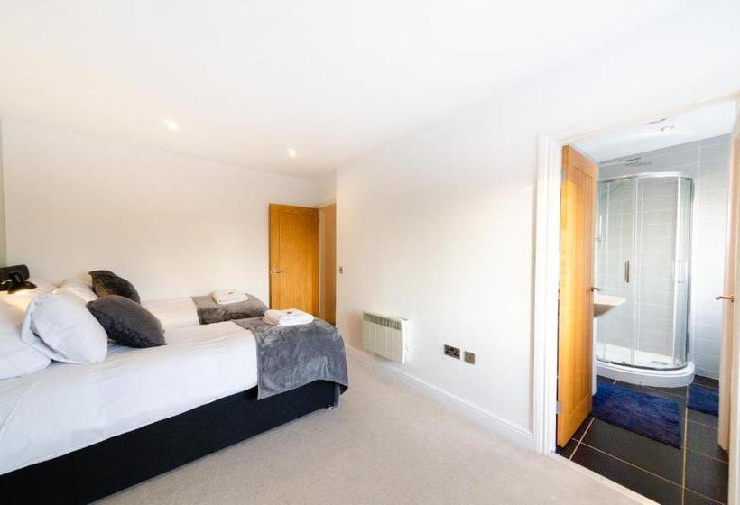 Large Apartment  2 Bathrooms   16 Charlotte House