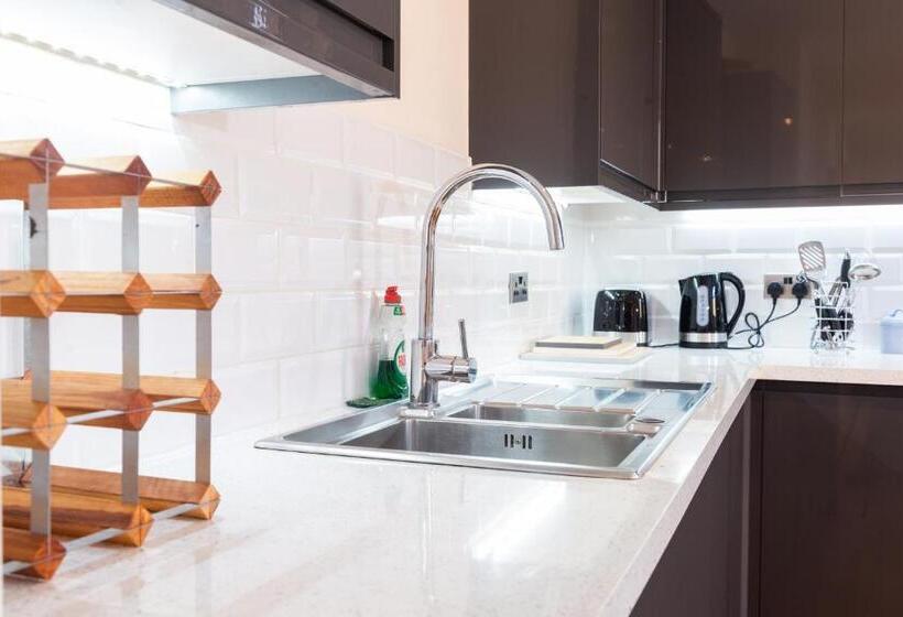 Large Apartment  2 Bathrooms   16 Charlotte House