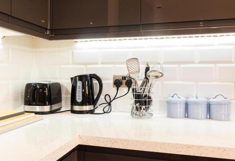 Large Apartment  2 Bathrooms   16 Charlotte House