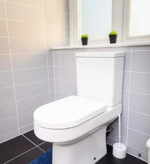 Large Apartment  2 Bathrooms   16 Charlotte House