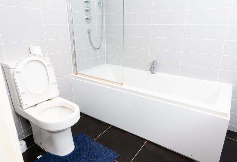 Large Apartment  2 Bathrooms   16 Charlotte House