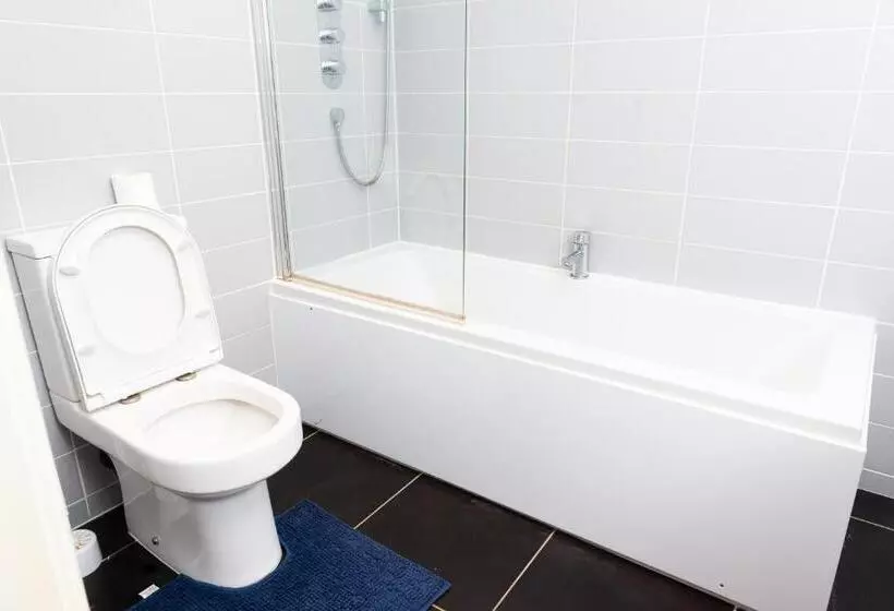 Large Apartment  2 Bathrooms   16 Charlotte House