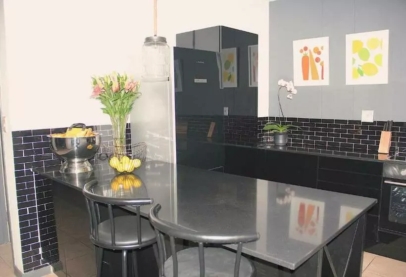Luxurious 2 Bedroom Oasis In The Heart Of Sandton