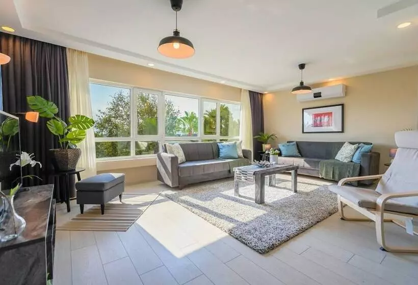 Missafir Stylish Flat Near Hadrian S Gate