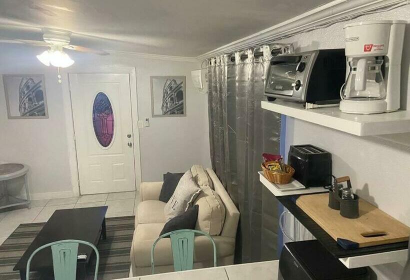 Airy 1 Bedroom Apartment 3 Minutes From Downtown