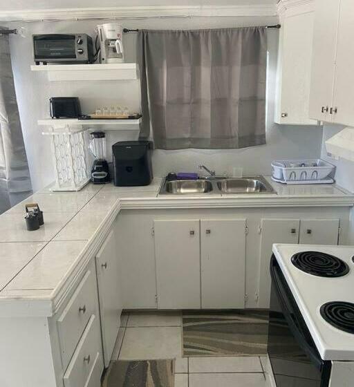 Airy 1 Bedroom Apartment 3 Minutes From Downtown