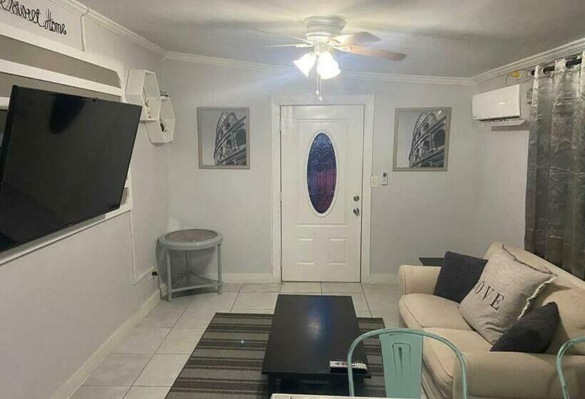 Airy 1 Bedroom Apartment 3 Minutes From Downtown