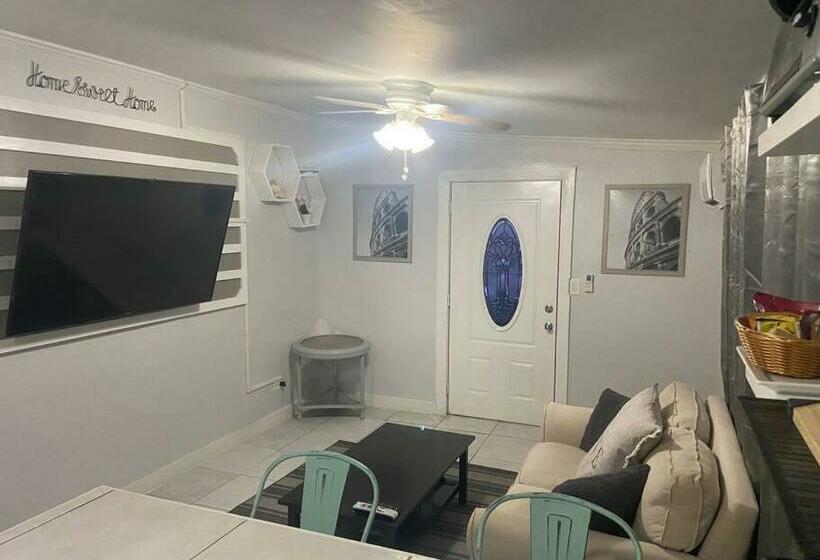 Airy 1 Bedroom Apartment 3 Minutes From Downtown