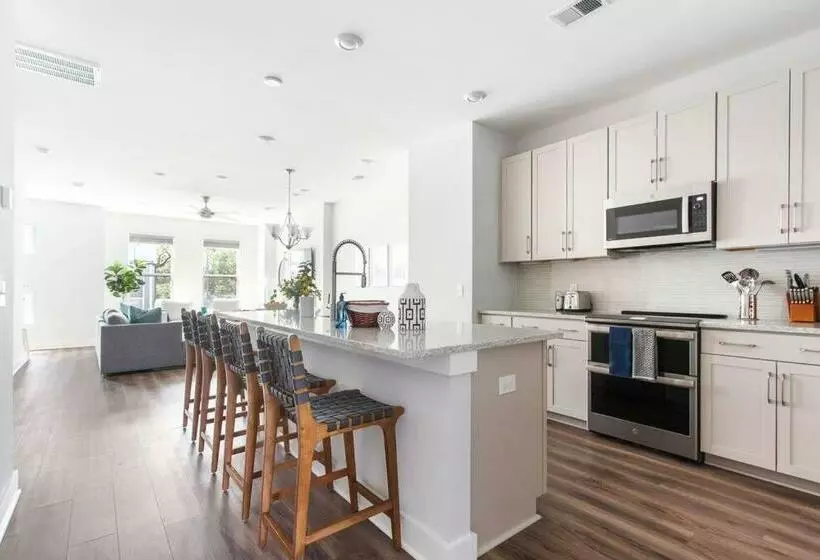 Trendy Park Circle Townhome