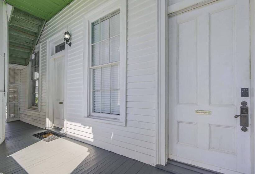 تختخواب و صبحانه The George Manor