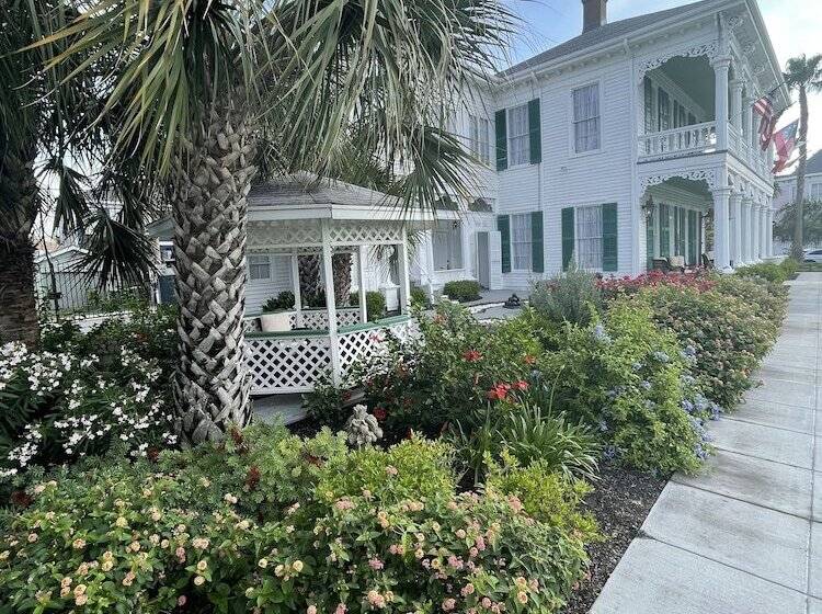 تختخواب و صبحانه The George Manor