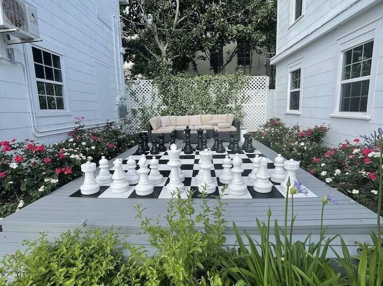 تختخواب و صبحانه The George Manor