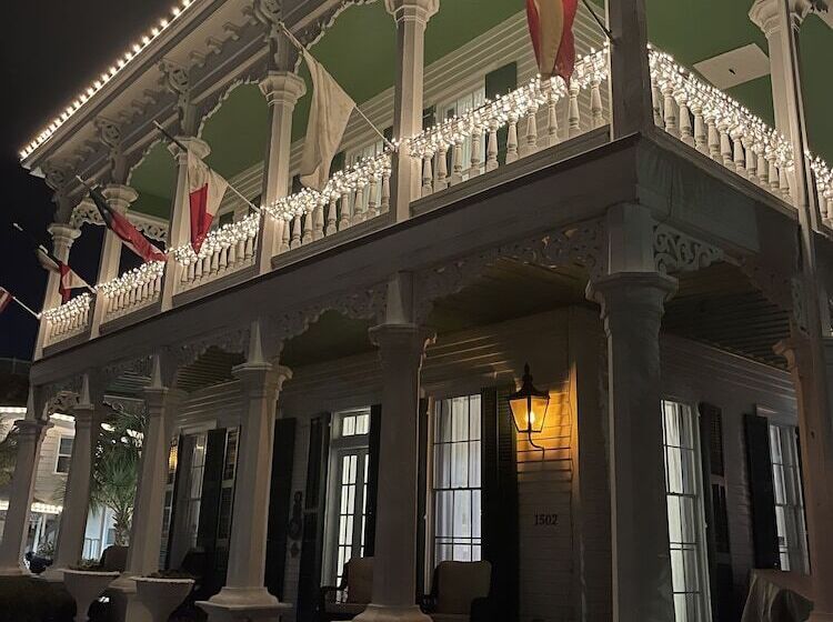 تختخواب و صبحانه The George Manor