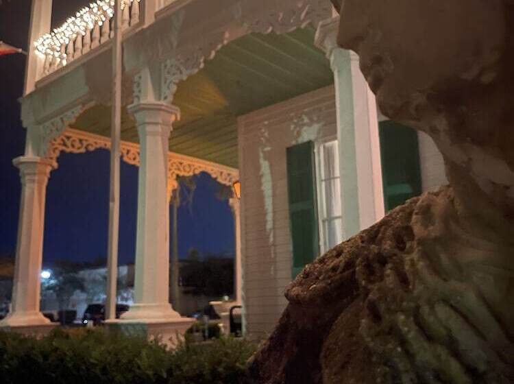 تختخواب و صبحانه The George Manor