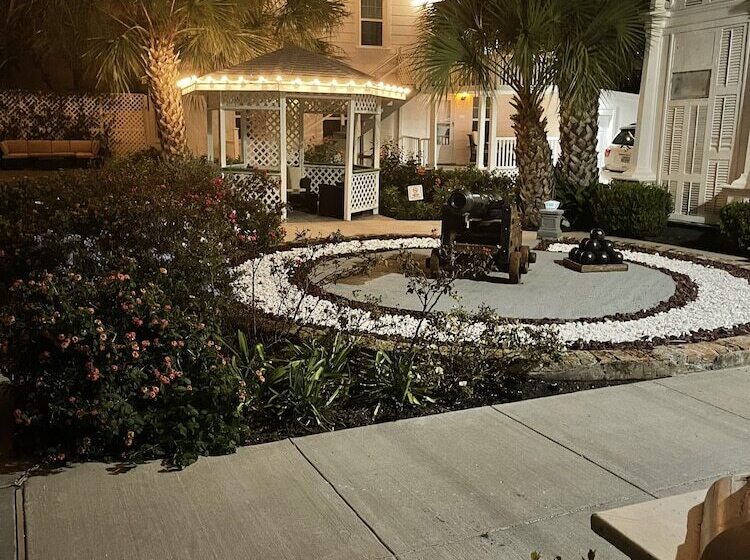 تختخواب و صبحانه The George Manor