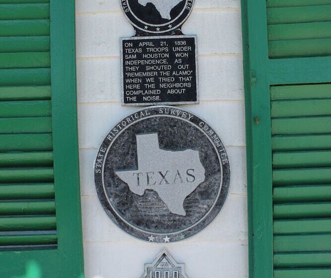 تختخواب و صبحانه The George Manor