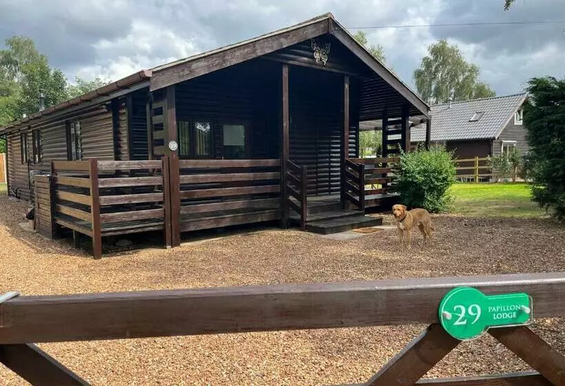 Cheerful 3 Bedroom Cabin With Hot Tub