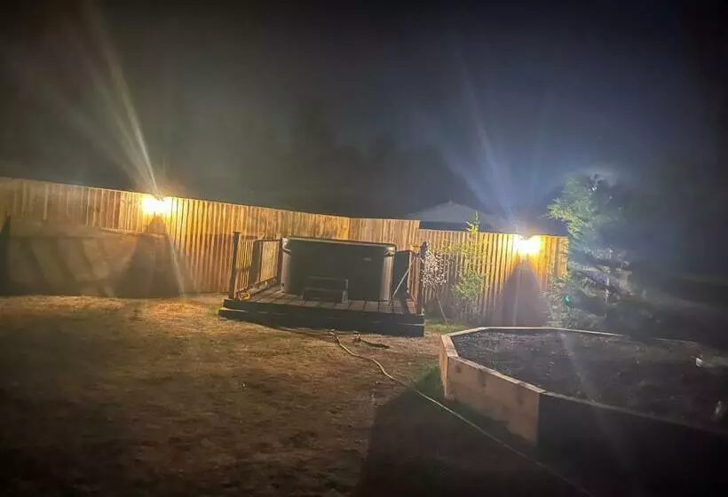 Cheerful 3 Bedroom Cabin With Hot Tub