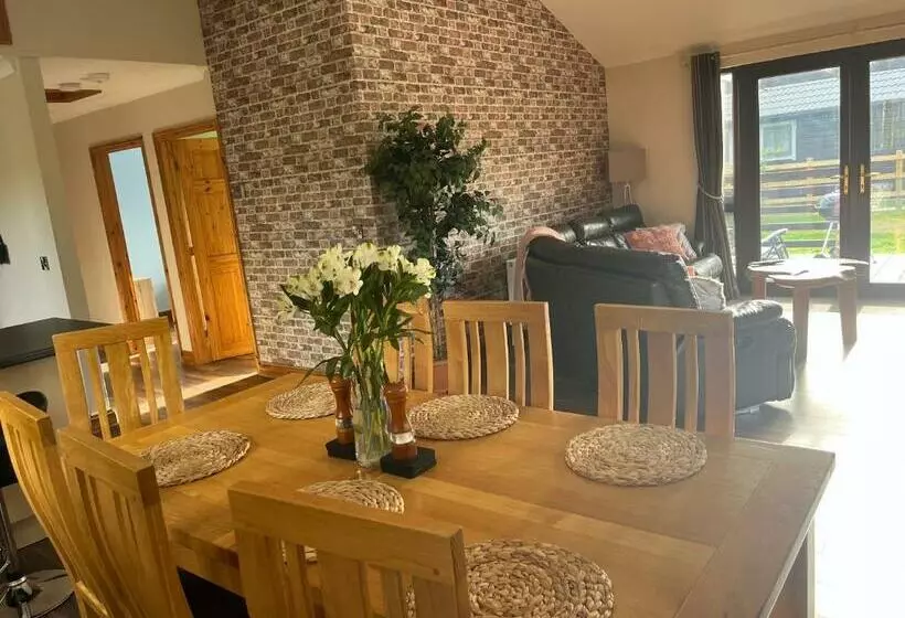 Cheerful 3 Bedroom Cabin With Hot Tub