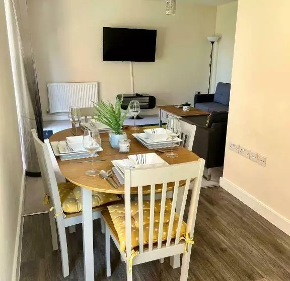 Spacious 2 Bedroom House With Free Parking