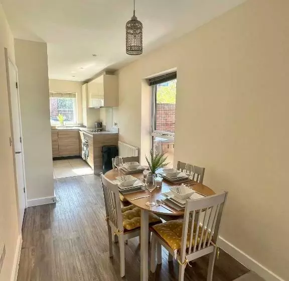 Spacious 2 Bedroom House With Free Parking
