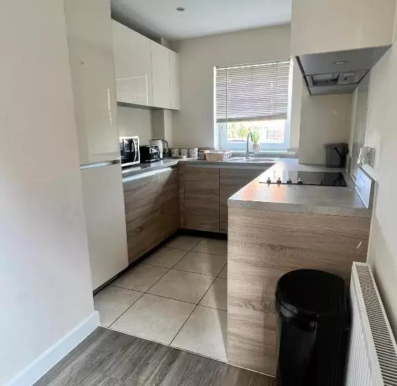 Spacious 2 Bedroom House With Free Parking