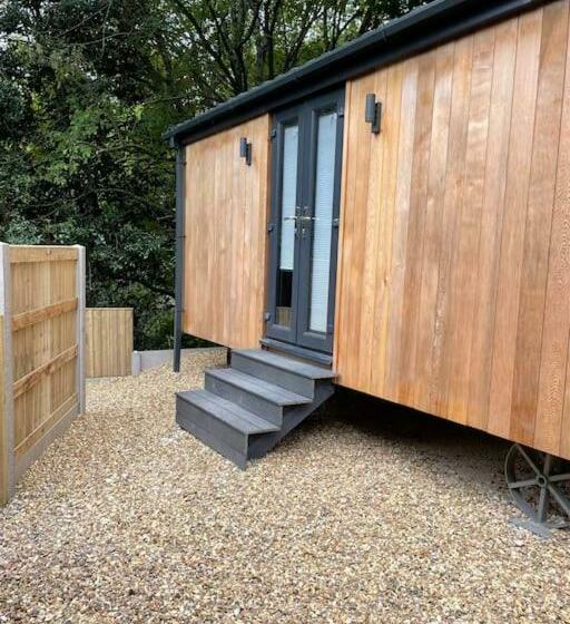 Luxurious Canal Side Mini Lodge In Llangollen With Hot Tub