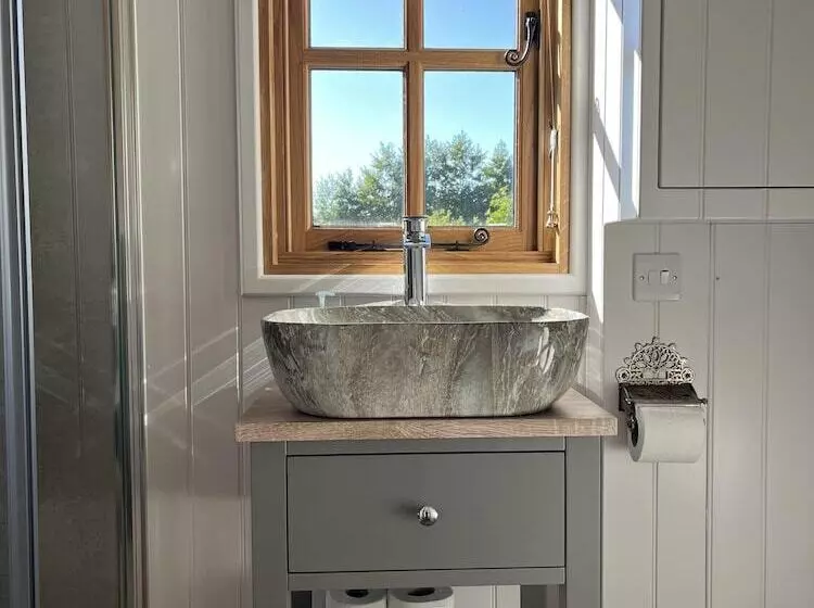 Robins Retreat   Orchard With Hot Tub   See Extras