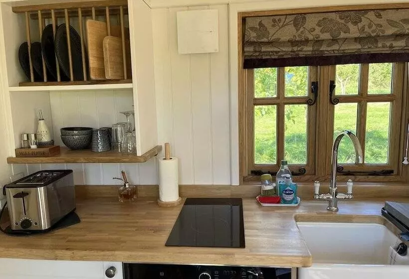 Robins Retreat   Orchard With Hot Tub   See Extras